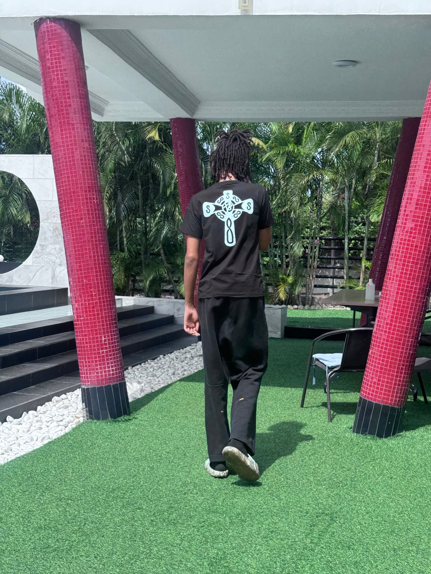 STBS CROSS TEE